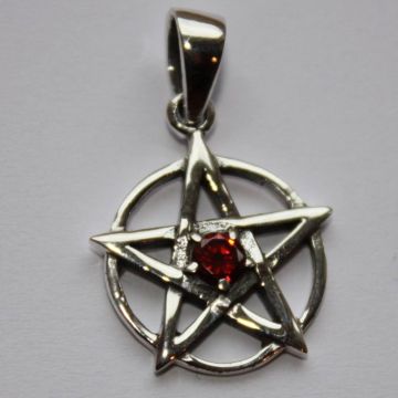 Pentagramm mit rotem Stein