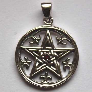 Pentagramm mit rotem Stein