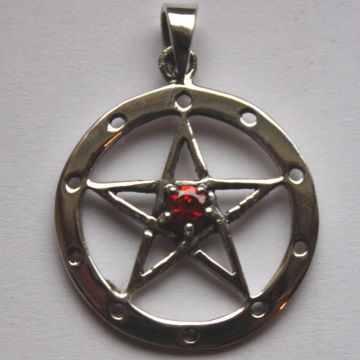 Pentagramm mit rotem Stein